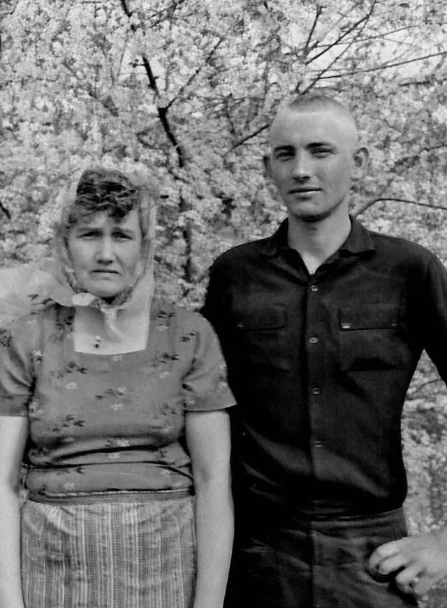 Эмма Ивановна и Усачев (Крекер) Владимир, около 1975 года — восстановленная архивная фотография